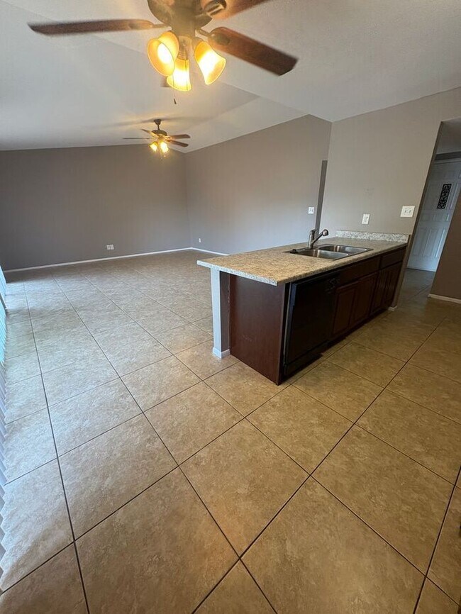 Foto del edificio - READY TO VIEW NOW! Spacious 3 Bed 1 Bath Home in Phoenix with all New Windows