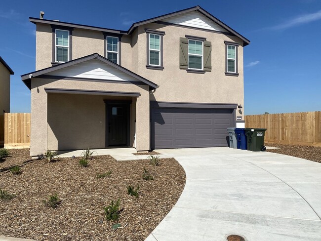 Building Photo - AVAILABLE NOW! 4 bedroom/2.5 bathroom home!
