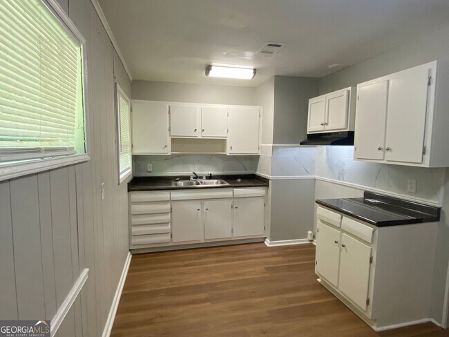 Foto del edificio - 3358 Adkins Ave
