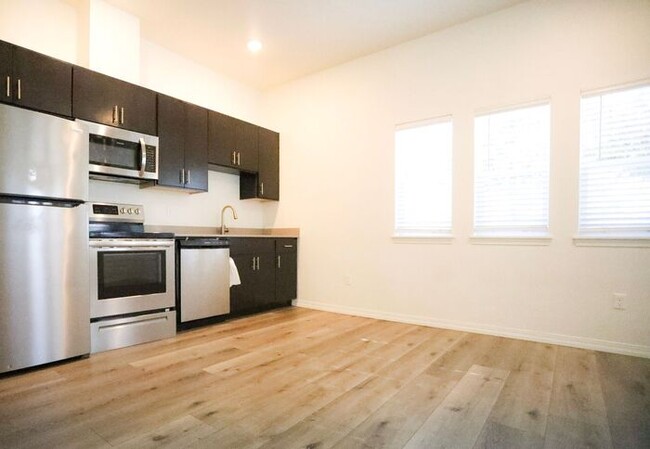 Building Photo - 1 MONTH RENT FREE!! Beautiful 2 bedroom 1 ...