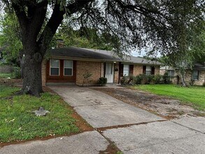 Building Photo - 2607 Clearview Cir