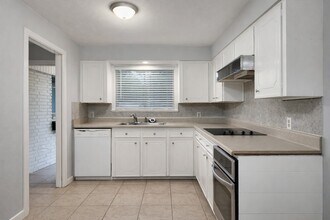 Building Photo - 2118 17th Ave N