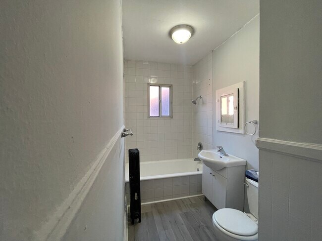 Building Photo - Historic & Affordable 2 Bedroom Suite