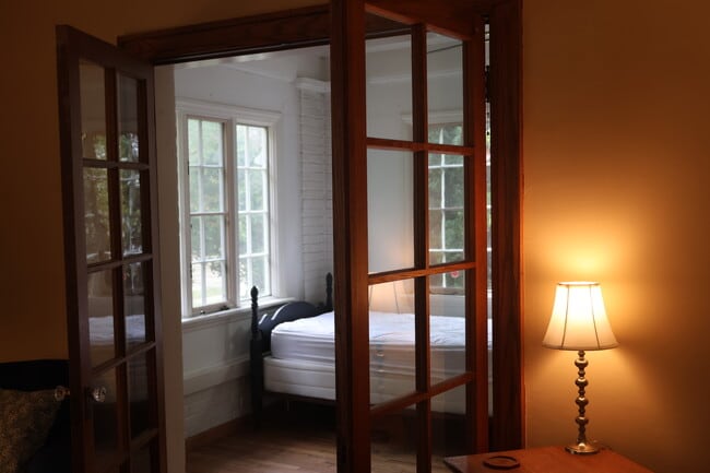 Sunroom / bedroom - 711 W Ohio St