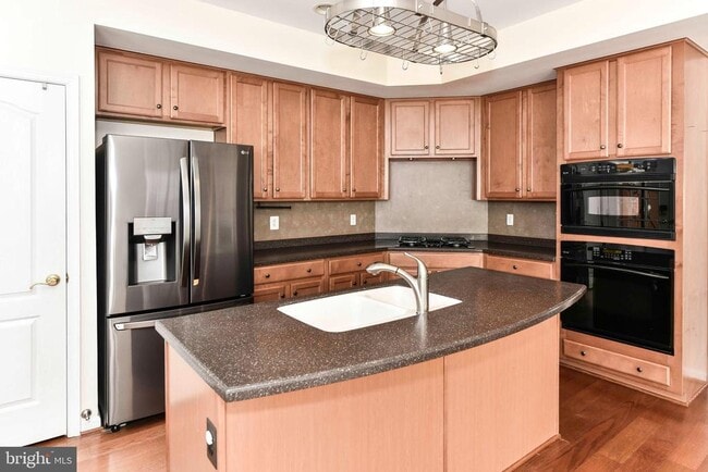 Building Photo - 13592 Village Green Dr