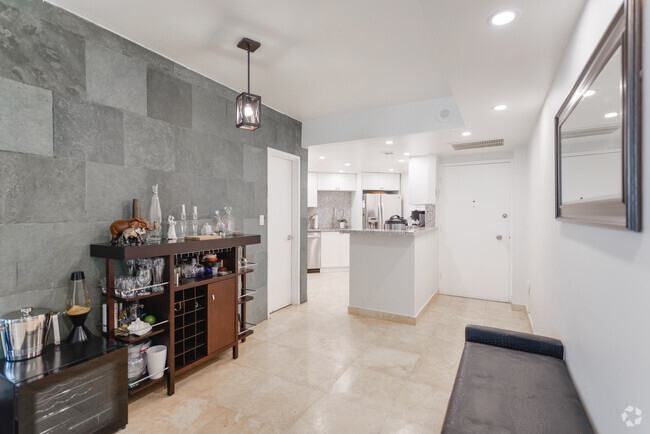 Building Photo - 905 Brickell Bay Dr
