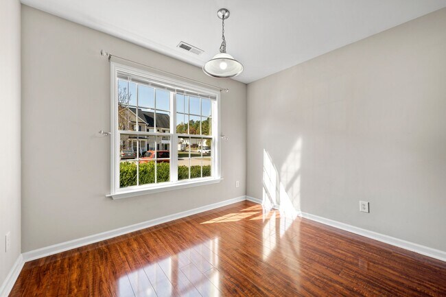 Building Photo - Beautiful 3 bed/2.5 bath Townhome in Clayt...