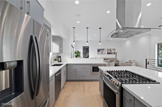 Foto del edificio - 3 br, 5 bath House - 231 1/2 N Burlington Ave