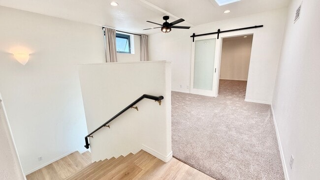Foto del edificio - Beautiful Remodeled Upstairs Unit in Heart of Fallbrook with Laundry in Unit and Private Off-Stre...
