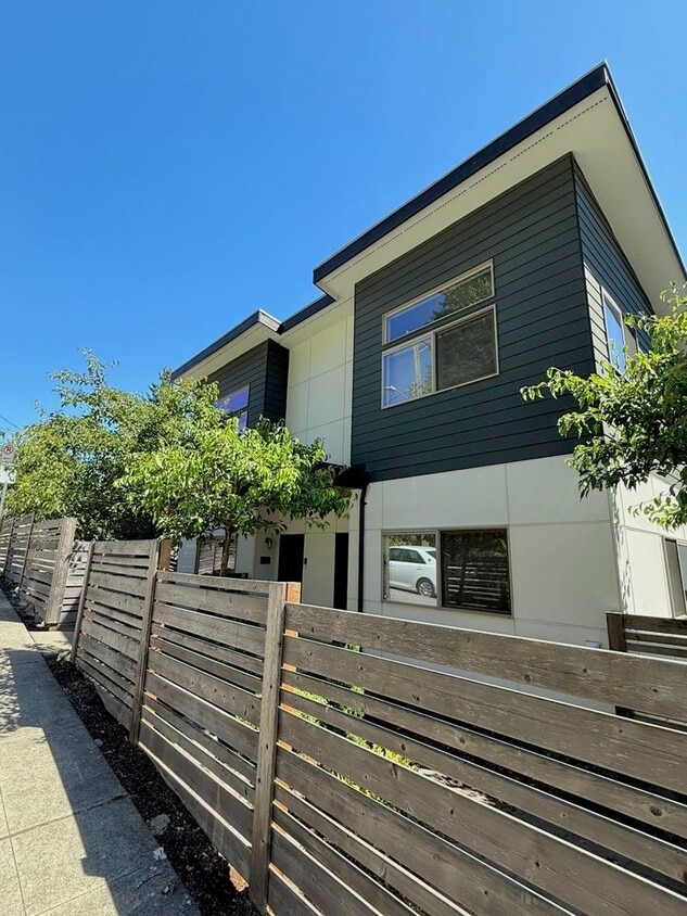 Primary Photo - Perfect Seattle Sanctuary – where Comfort ...