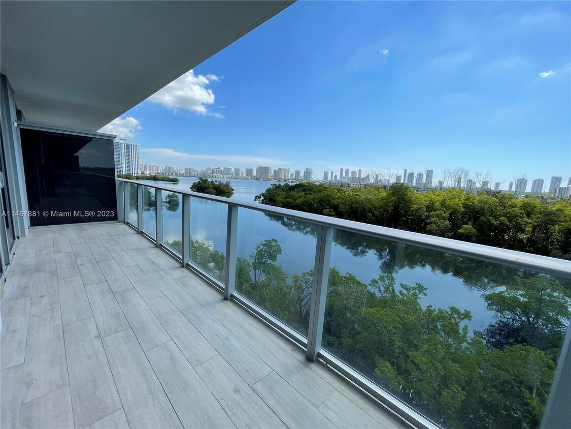 Primary Photo - 16385 Biscayne Blvd
