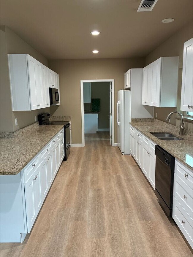 Foto del edificio - 5BR/3BA w/ Front Yard + Assigned Parking in Kingsbury, TX