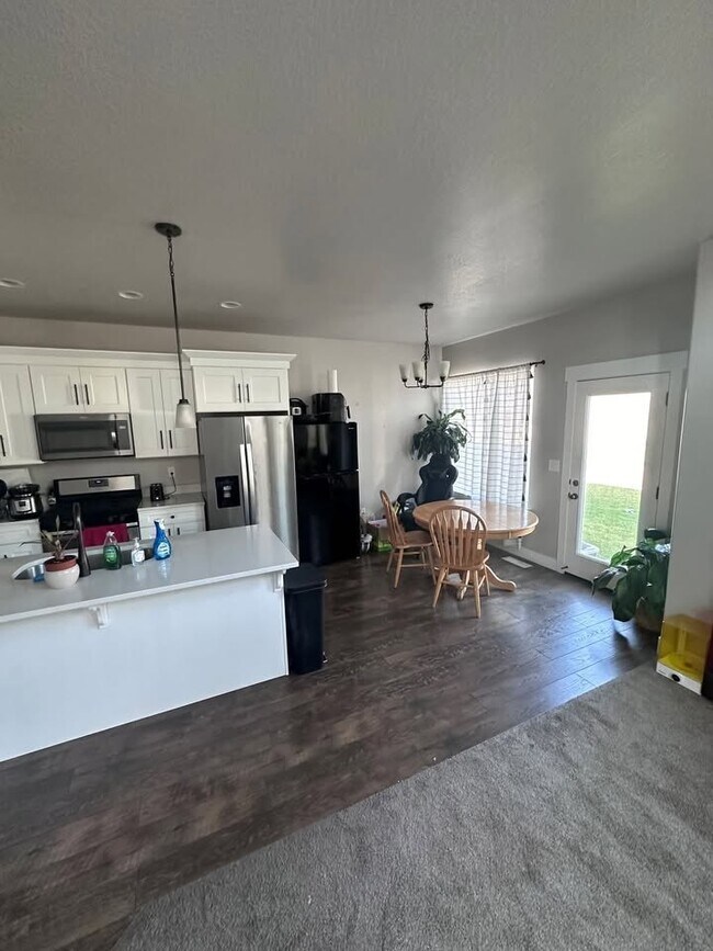 Building Photo - 652 Fall Creek Dr