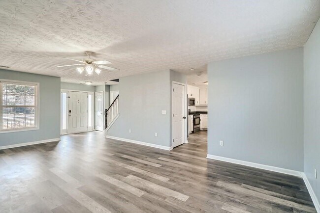 Building Photo - 391 Lake Valley Dr SW