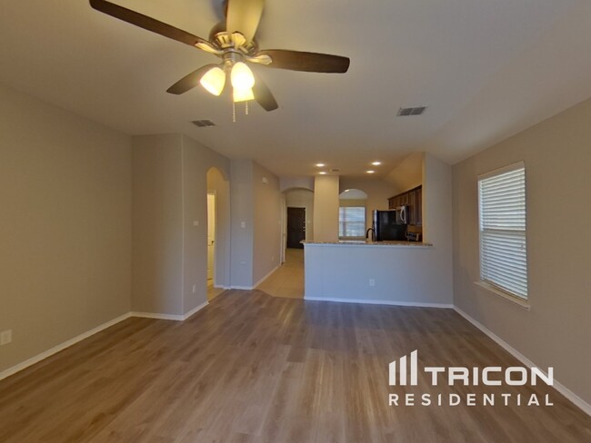 Foto del edificio - 1204 Honeywood Ln