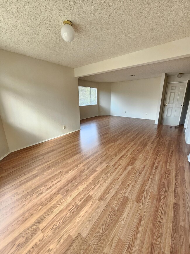 Foto del edificio - 5025 Valley Crest Dr