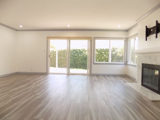 Building Photo - Ranch Style 1 Level, 3Bed/2Bath, Miraleste Pines, Custom Touches Everywhere