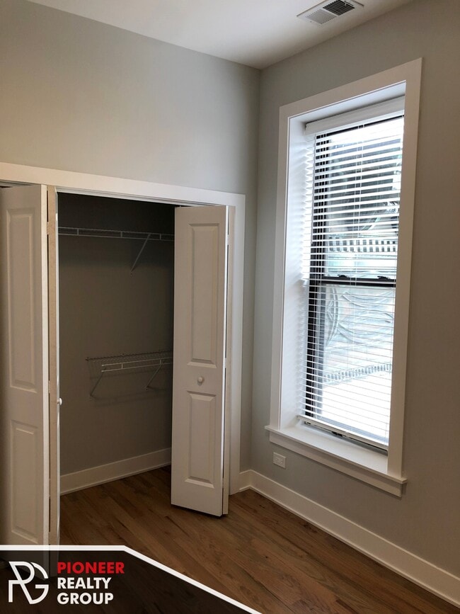 Building Photo - 356 W Dickens Ave