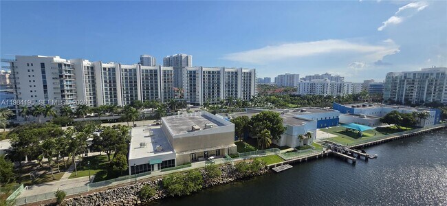 Foto del edificio - 3330 NE 190th St