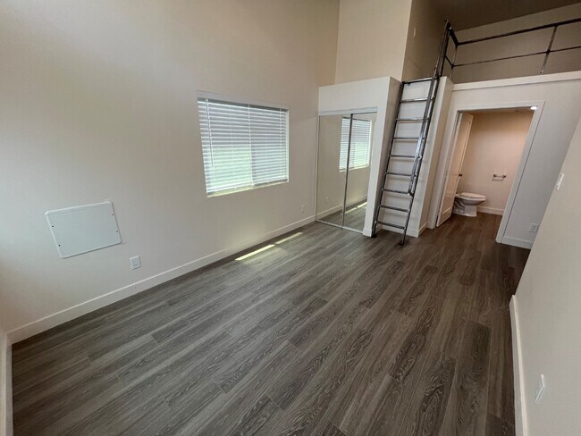 Foto del edificio - Modern, Large Studio with A/C & High Ceili...