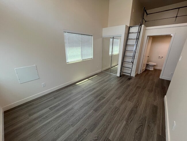 Building Photo - Modern, Large Studio with A/C & High Ceili...