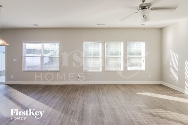 Foto del edificio - 9220 Evans Creek Ct