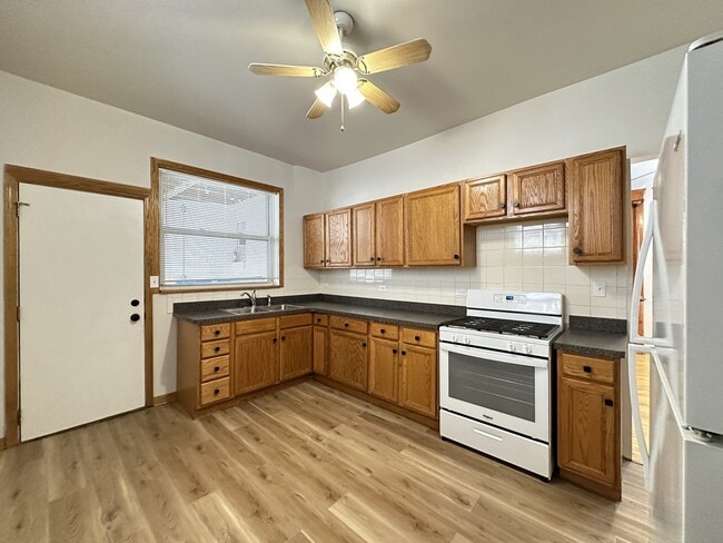 Building Photo - 843 N Maplewood Ave