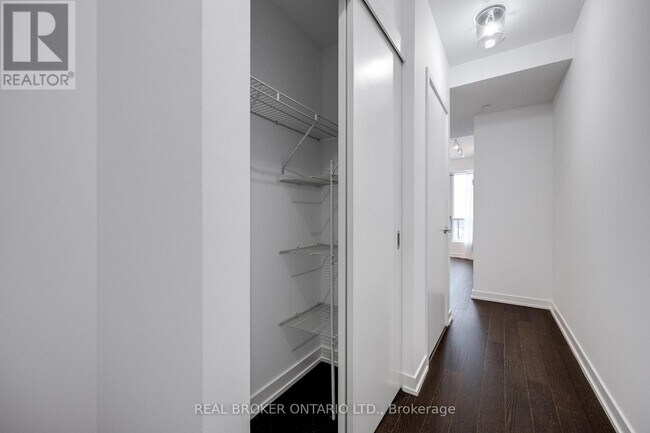 Photo du bâtiment - 1030 King St W
