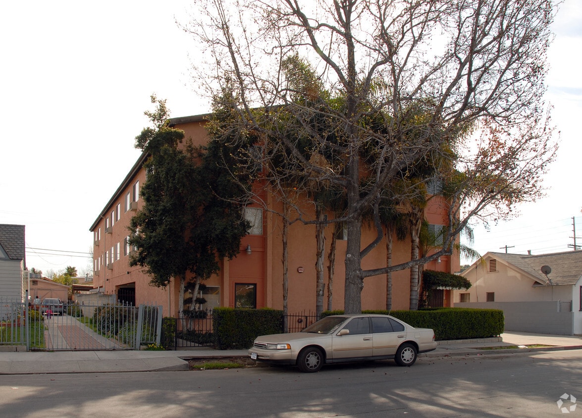 Building Photo - 1518 N Ave. 46