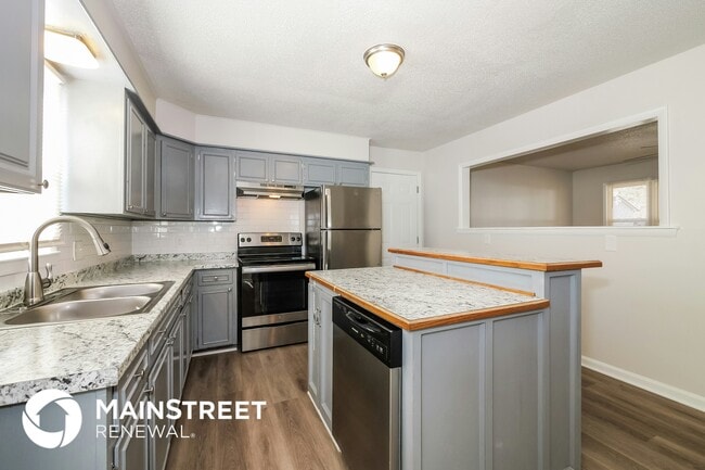 Building Photo - 403 E 9th St