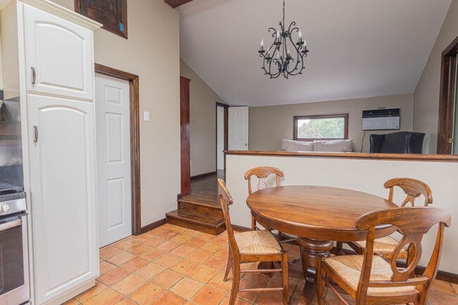 Building Photo - Fully Renovated 2-Bedroom Apartment – Locust Valley, NY