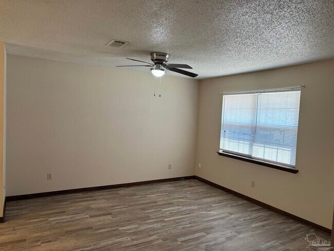 Foto del edificio - 5682 Crestwood Dr