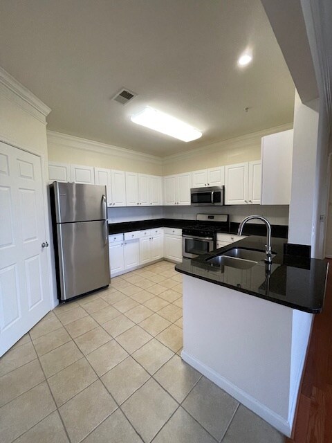 Building Photo - 8 Granite Pl