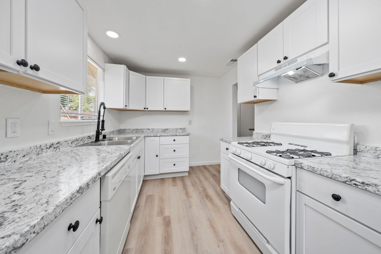 Foto principal - Charming 3 bedroom 2 bath home in Sacramento!