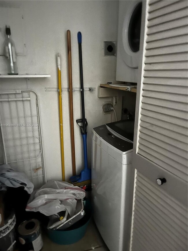 Foto del edificio - 240 Lakeview Dr