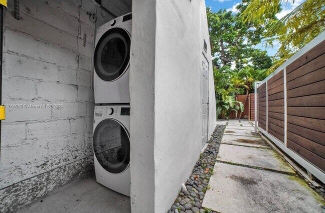 Foto del edificio - 524 NW 35th St