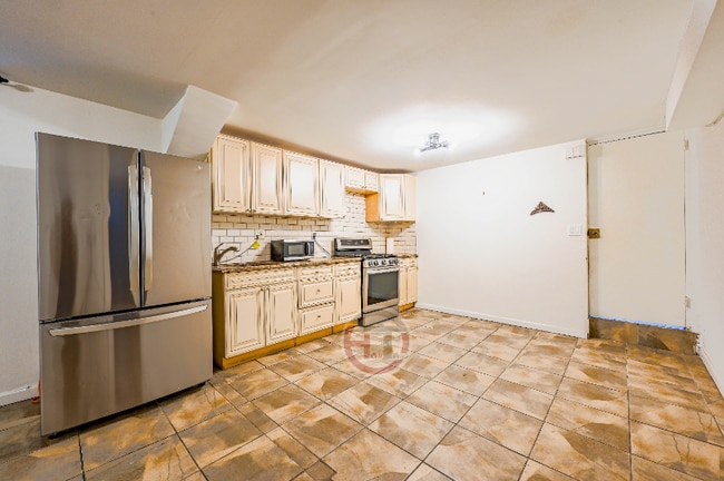 Building Photo - 1637 Mahan Ave