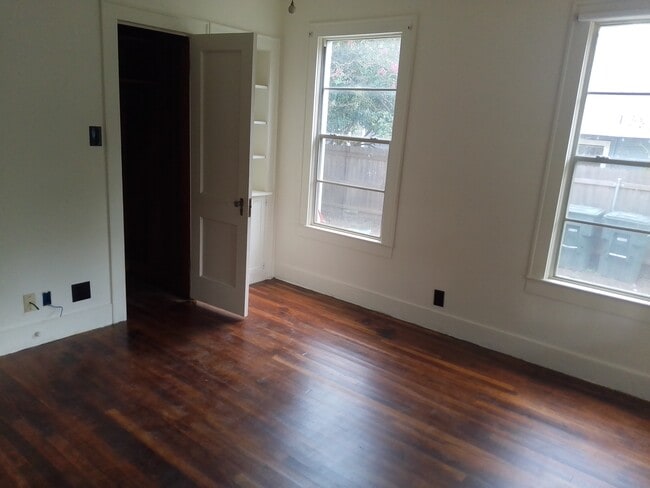 Building Photo - 119 Elm St