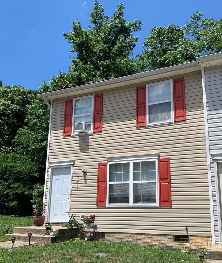 Foto principal - 3 Bedroom End Unit Townhouse