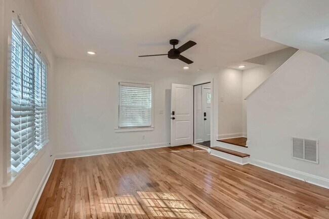 Building Photo - 402 S Columbia Dr