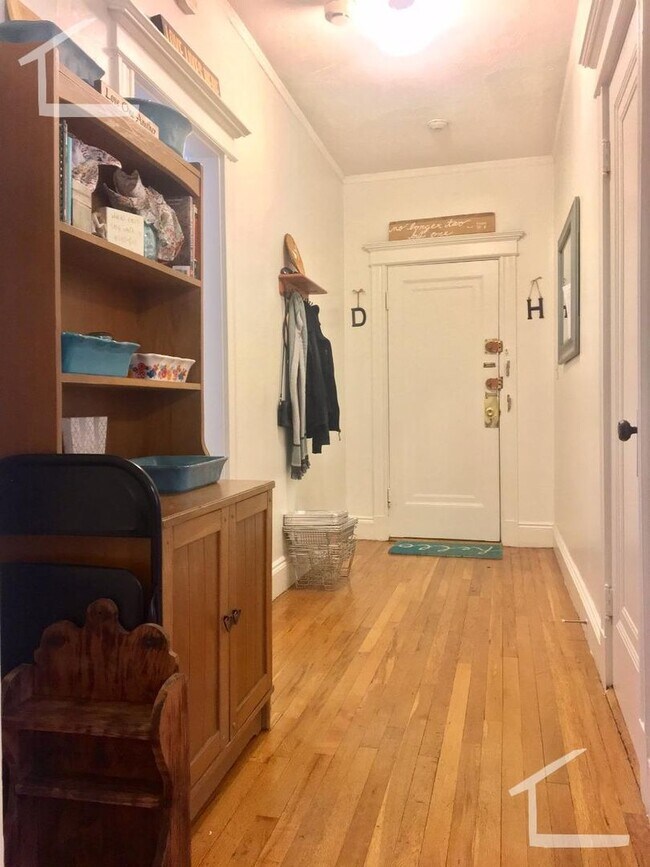 Building Photo - Huge, sunny 1 bedroom next to the Green Line