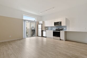 Interior Photo - Trinity St 906