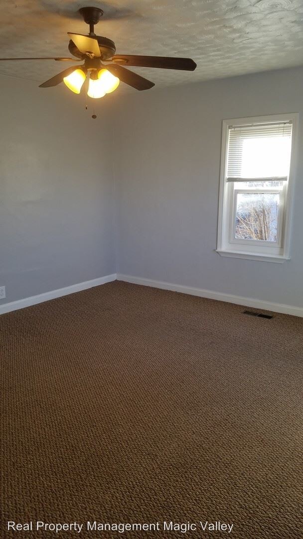 Building Photo - 3 br, 2 bath House - 223 Center Street E