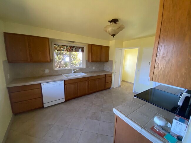 Cocina - 2575 Sheridan Ave