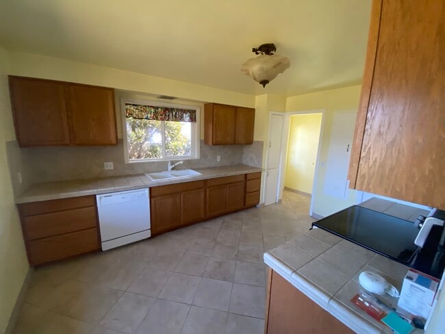 Kitchen - 2575 Sheridan Ave