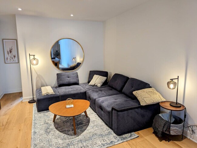 Building Photo - 4617 R. Saint-Denis