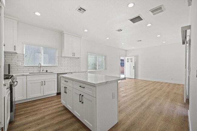 Foto del edificio - Showing Times: Every Tuesdays & Every Thursdays 4:00PM - 5:00PM