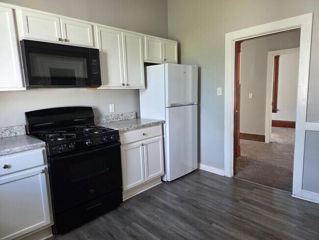Building Photo - Nice, spacious 3 BR, 1 BA house for rent