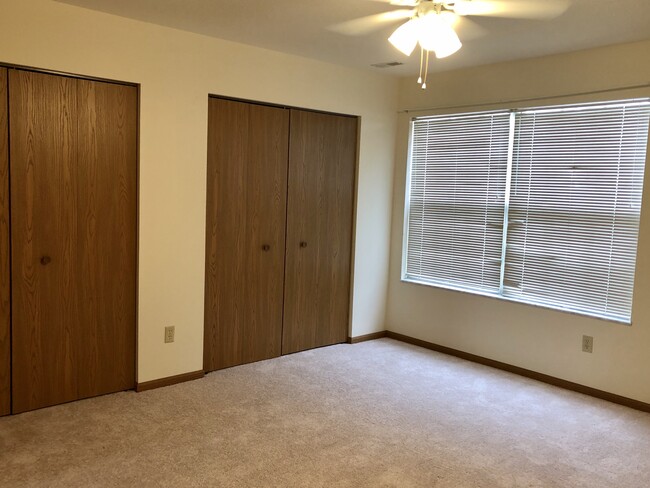 Oversize bedroom 13.5 ft x 15.0 ft plus two large closets - 20 Bradington Plz