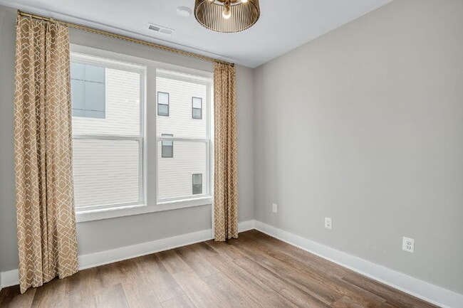 Building Photo - Expansive 3-Bedroom Condo featuring 2.5 Ba...